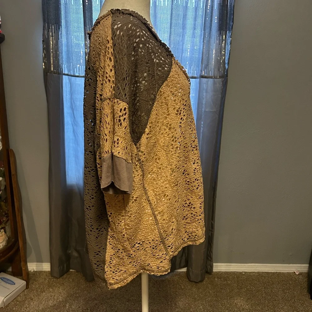 Mystree Two-Tone Crochet Short Sleeve Top in Tan and Brown - Picture 6 of 7